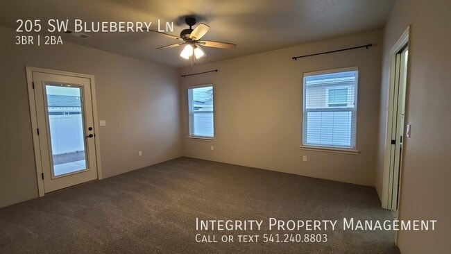 Building Photo - 205 SW Blueberry Ln