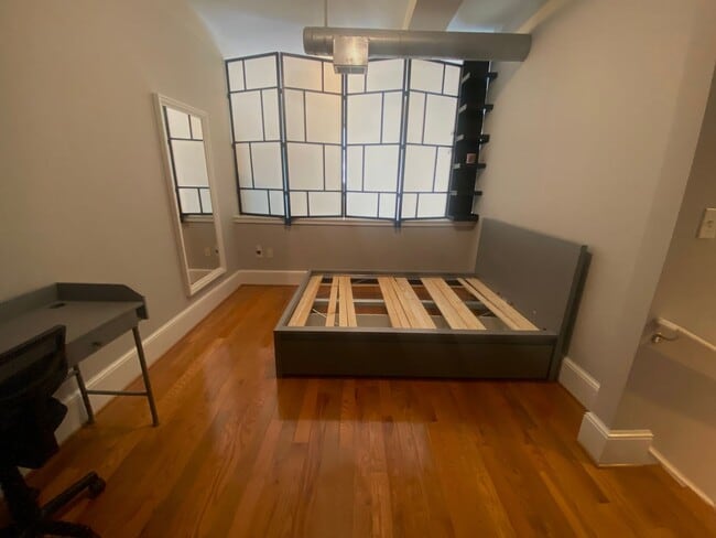 Building Photo - Open And Updated One Bedroom Apartment At ...
