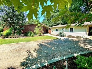 Building Photo - 4 Bedroom 2.5 bath on Central Rim minutes from downtown