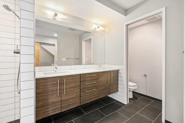 Building Photo - Gorgeous VIEW Townhome w/ 2 Master Suites in Coveted Eastlake