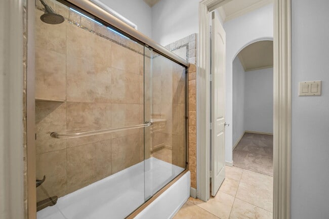 Building Photo - Exceptional 5-bedroom home (2 down) in des...