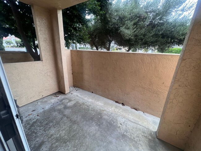 Building Photo - Large 1BR/1BA with 2 parking spots in desi...