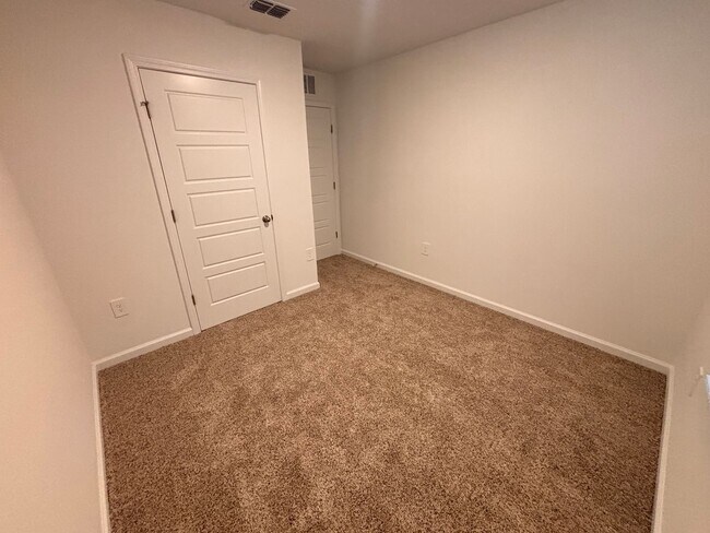 Building Photo - Never-Lived-In 3BR/2.5BA Townhome! Screened Lanai & Pond View!