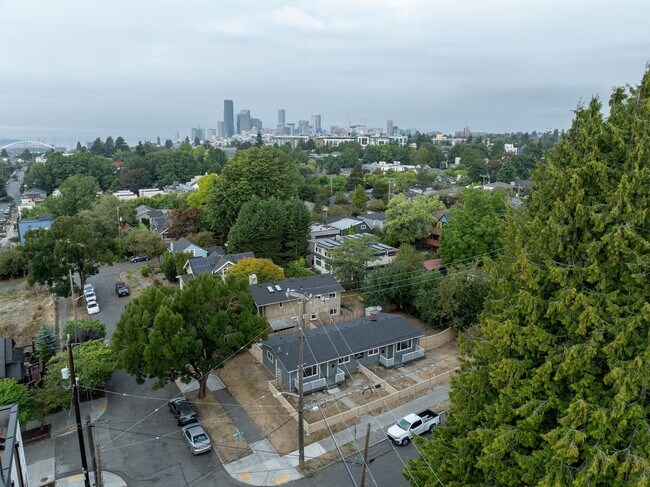Building Photo - 723 29th Ave S