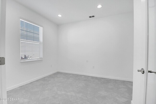 Building Photo - 215 Summertime Pl