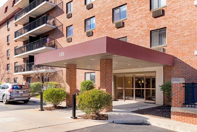 Building Photo - 135 Pleasant St