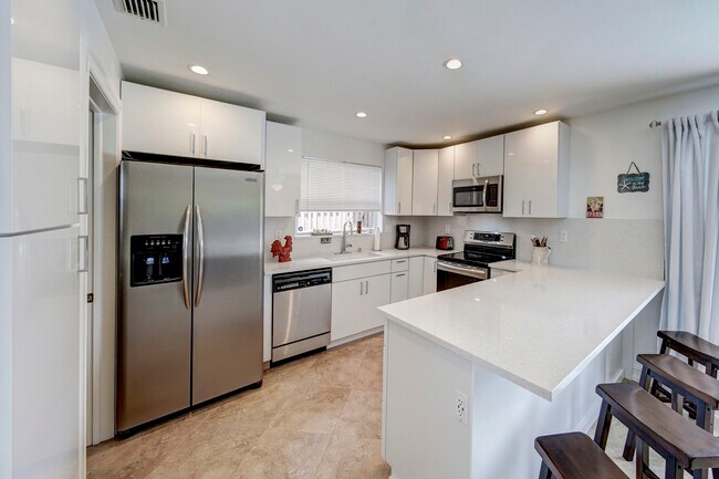 Building Photo - 2731 NE 53rd St