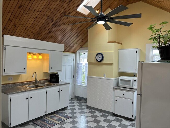 Building Photo - 13 Newport Ave