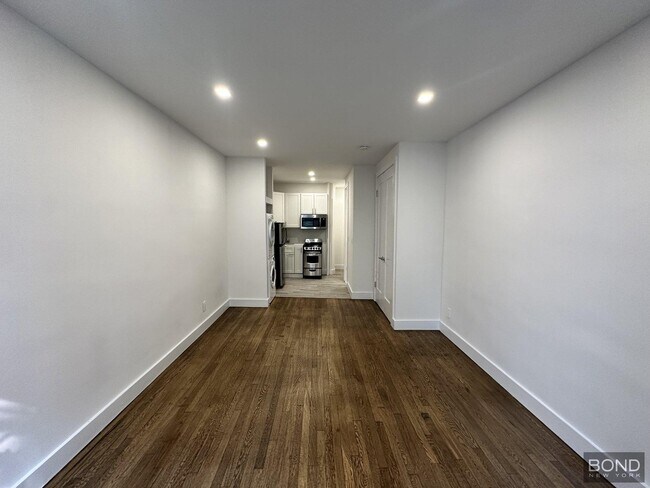 Building Photo - 156 E 85th St