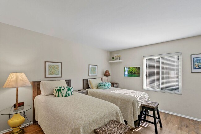 Building Photo - Furnished Ground-Level Beach Condo!