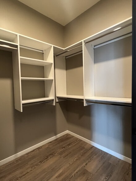 Building Photo - 932 W Washington Blvd