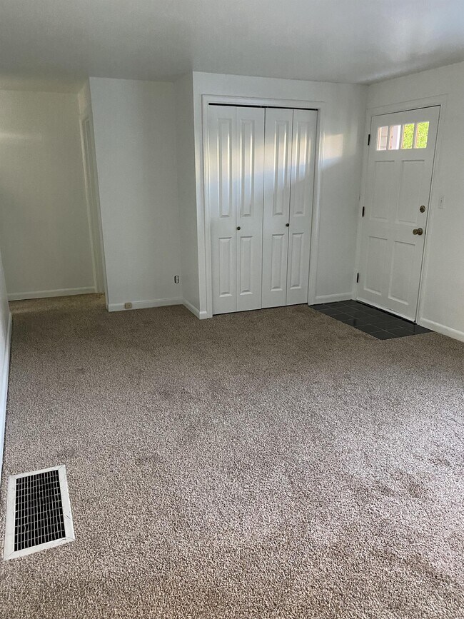 Building Photo - 5621 Fauntleroy Way SW