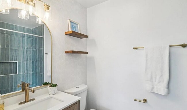 Building Photo - 746 S Los Angeles St