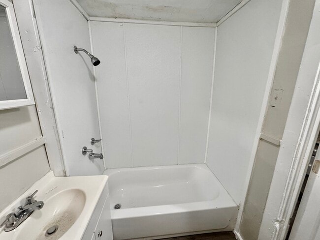 Building Photo - 1536 Brookins St