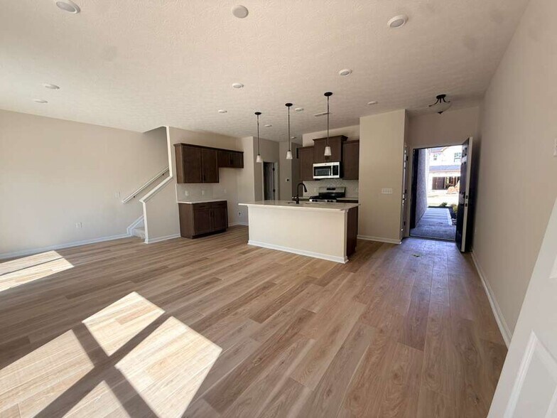 Building Photo - 7231 Grandway Dr