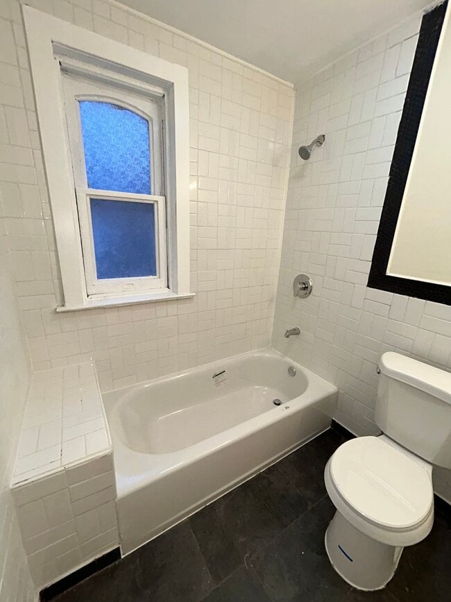 Building Photo - 510 N Hermitage Ave