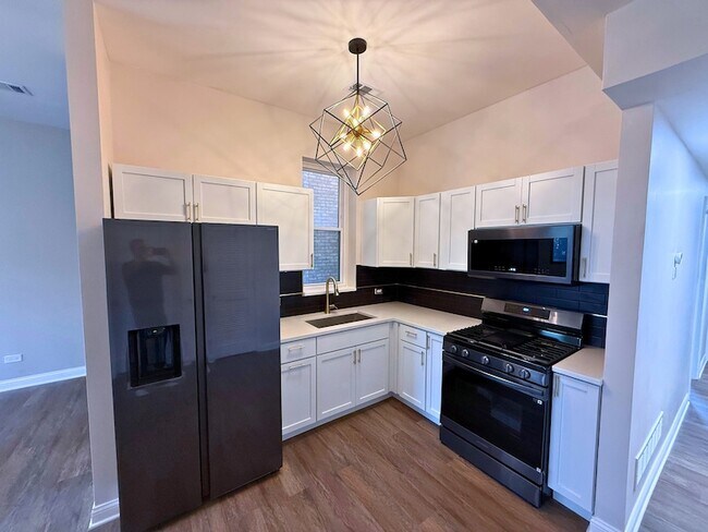 Building Photo - 3536 S Prairie Ave