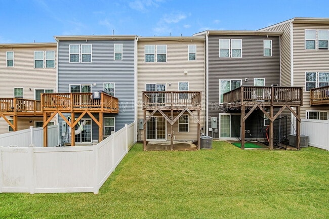 Building Photo - 945 Arnold Place Dr