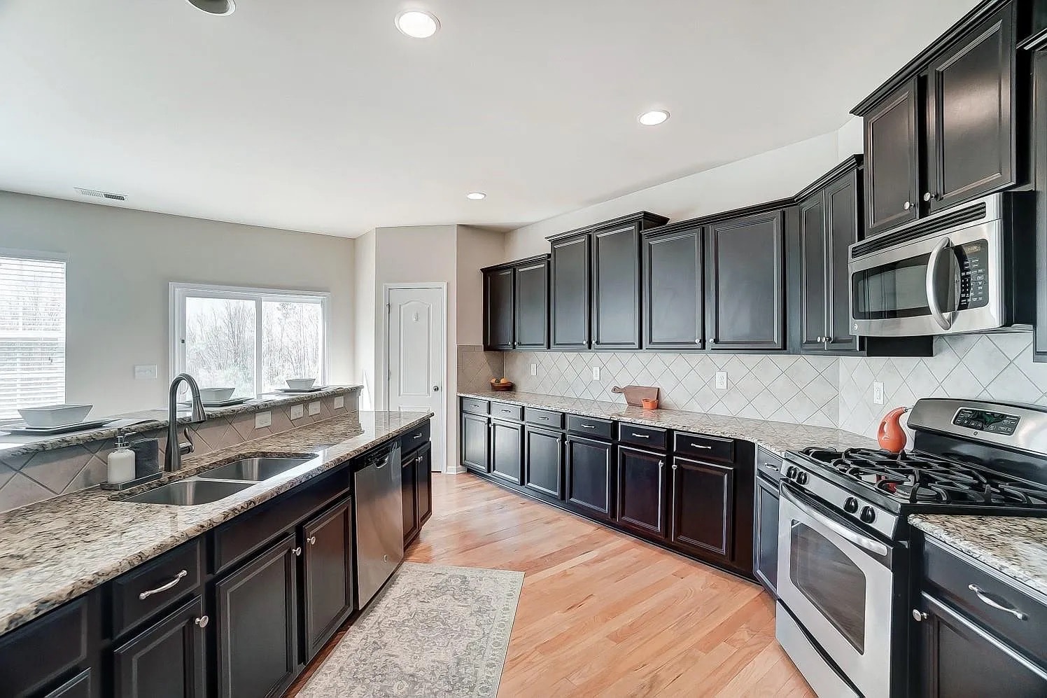 Building Photo - Room in House on Green Birch Dr