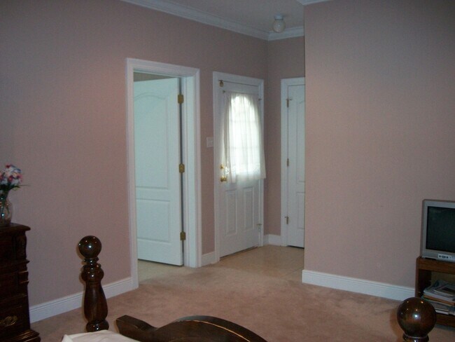 Building Photo - Spacious home in Woodlawn Estates