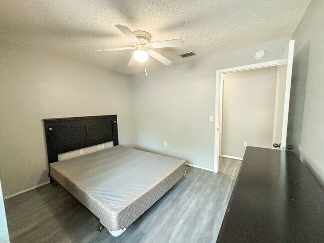 Building Photo - Windsor Park #317 - Pet Friendly!