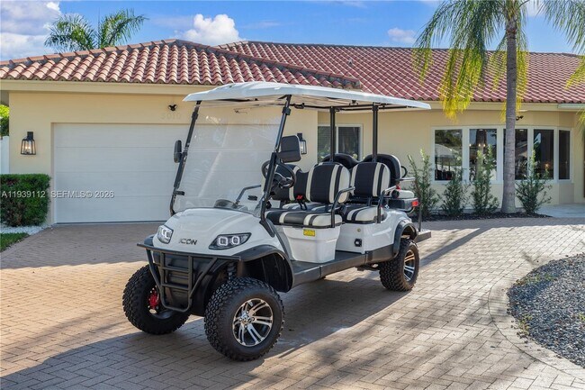 Building Photo - 3010 NE 58th St