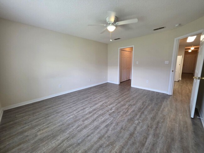 Building Photo - 3BR/2BA home with 2 car garage and privacy...