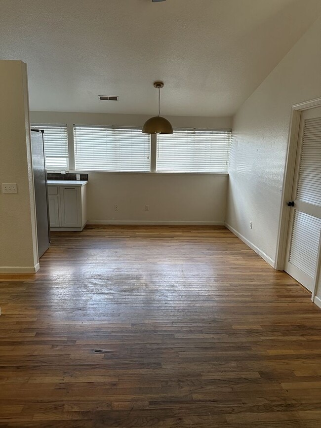 Building Photo - 4 Bed 1.5 Bath House