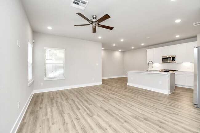 Building Photo - 21034 Shore Oak Dr