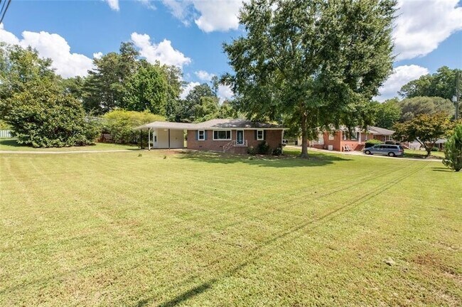 Building Photo - 208 Yancy Dr SE