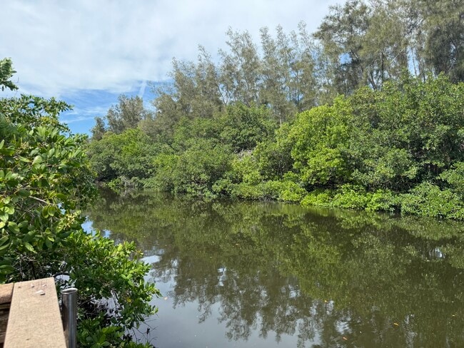 Building Photo - 1070 Sanibel Ct