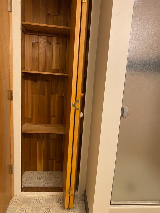 Building Photo - one bedroom Apartment