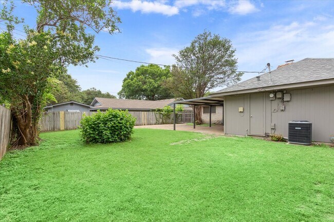 Building Photo - 5600 Lake Highlands Dr