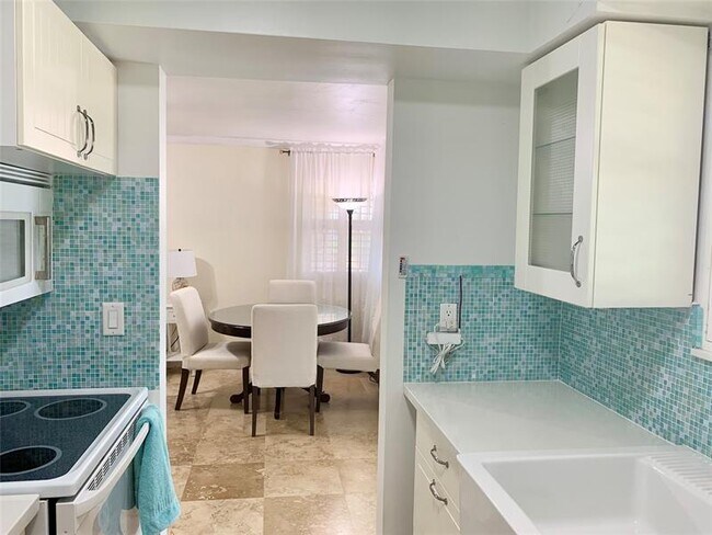 Building Photo - 930 Osceola Dr