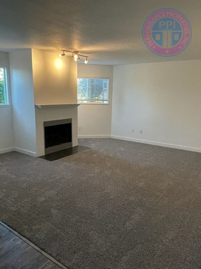 Building Photo - DEPOSIT FREE MOVE IN WITH OBLIGO! WATER,SE...