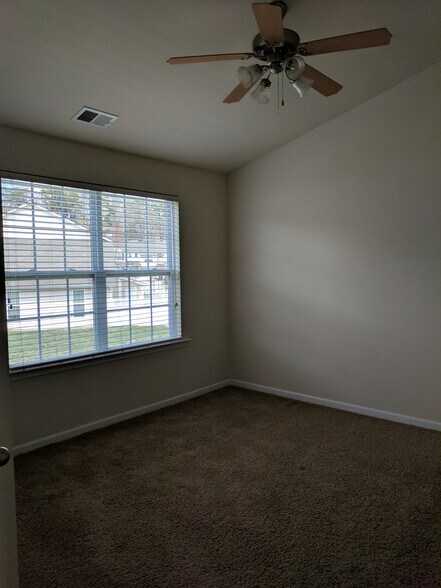Master bedroom - 205 Spring Gardens Drive