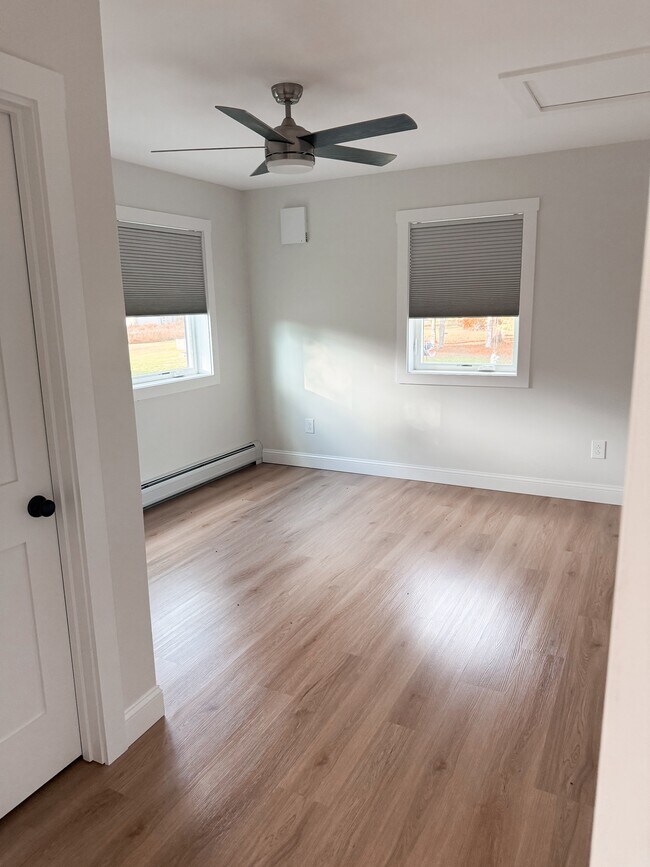 Building Photo - 959 W River Rd