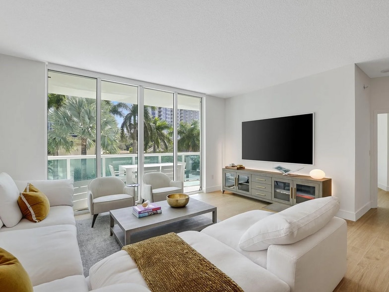 Building Photo - 347 N New River Dr E