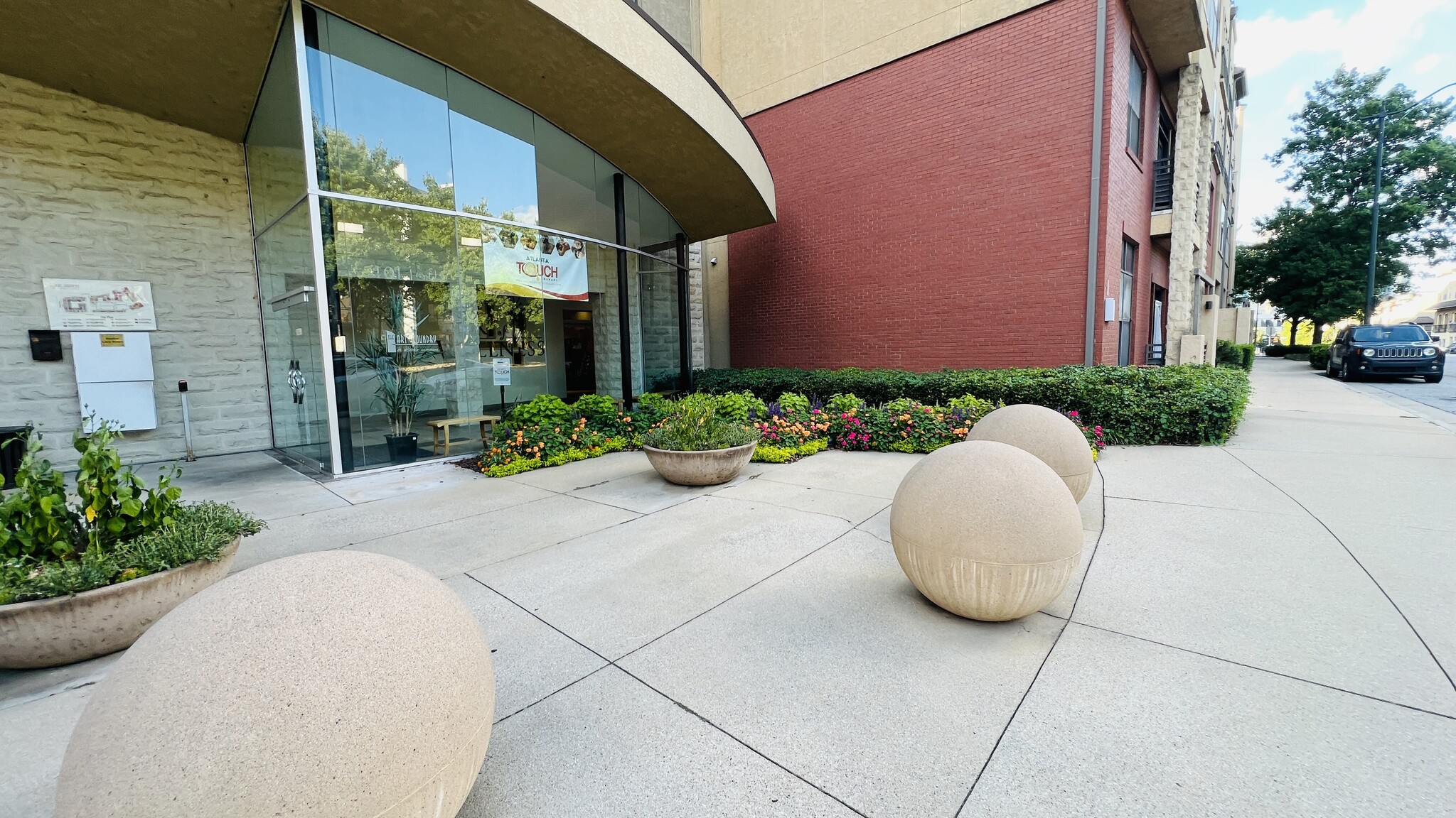 Main Entrance on 16th St - 401 16th St NW