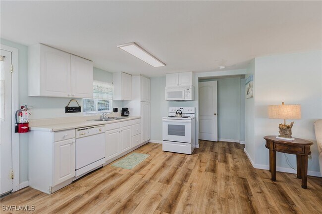 Building Photo - 950 San Carlos Dr