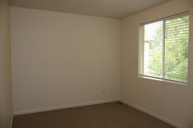 Building Photo - Beautiful Fort Collins 3 Bed, 2.5 Bath Townhome + $200 Off First Months Rent!