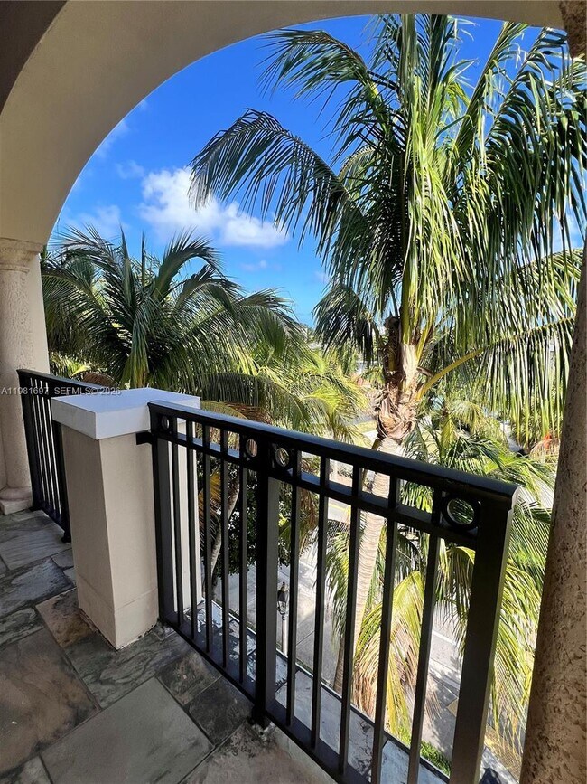 Building Photo - 2401 N Ocean Blvd