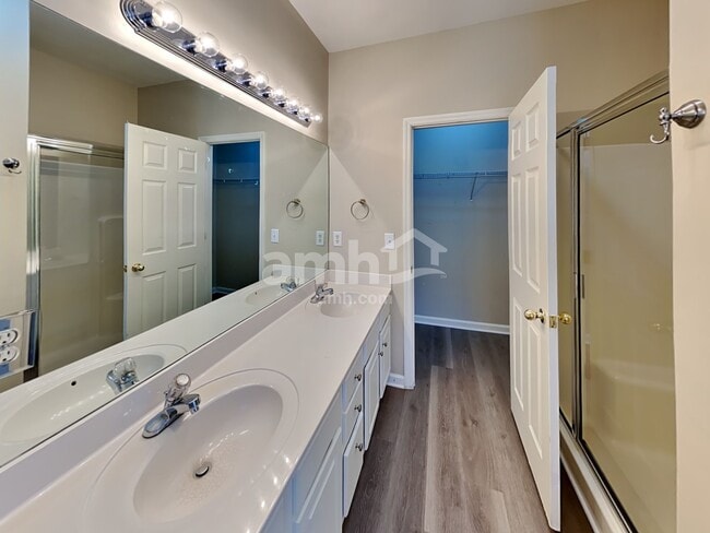 Building Photo - 2300 Devonshire Dr