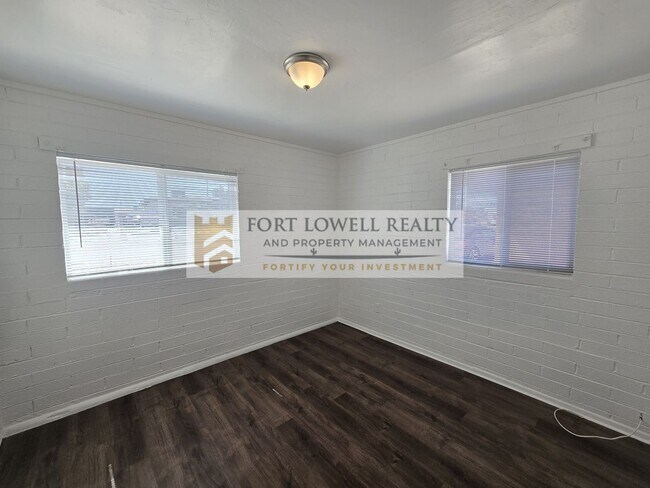 Building Photo - 3049-3051 E Proctor Vista