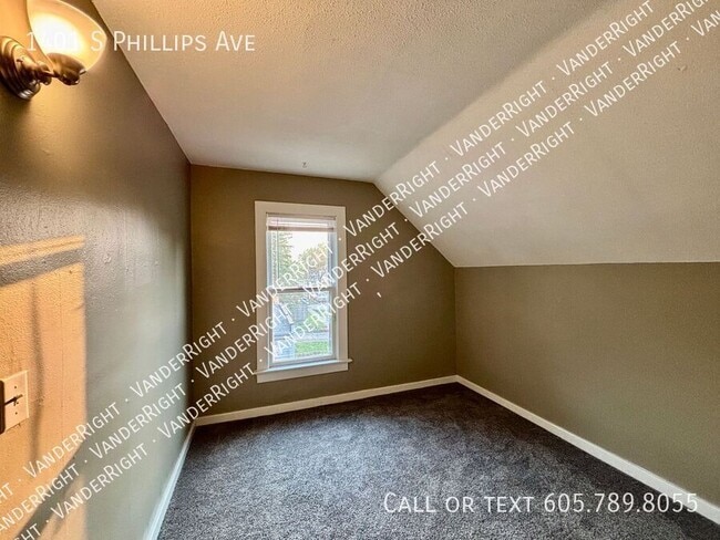 Building Photo - 1401 S Phillips Ave