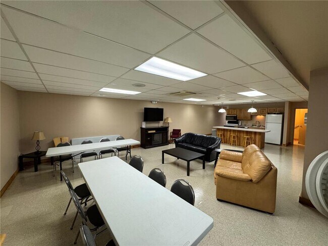 Building Photo - 1304 W Medicine Lake Dr