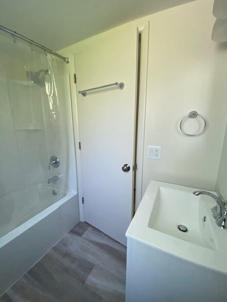 Bath - 219 Brookridge Ct