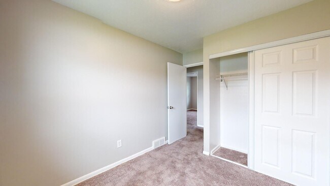 Building Photo - 3 Bedroom/1 bathroom renovated townhouse.