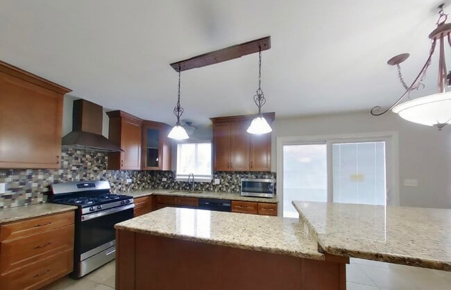 Building Photo - Available And Ready To Move In.