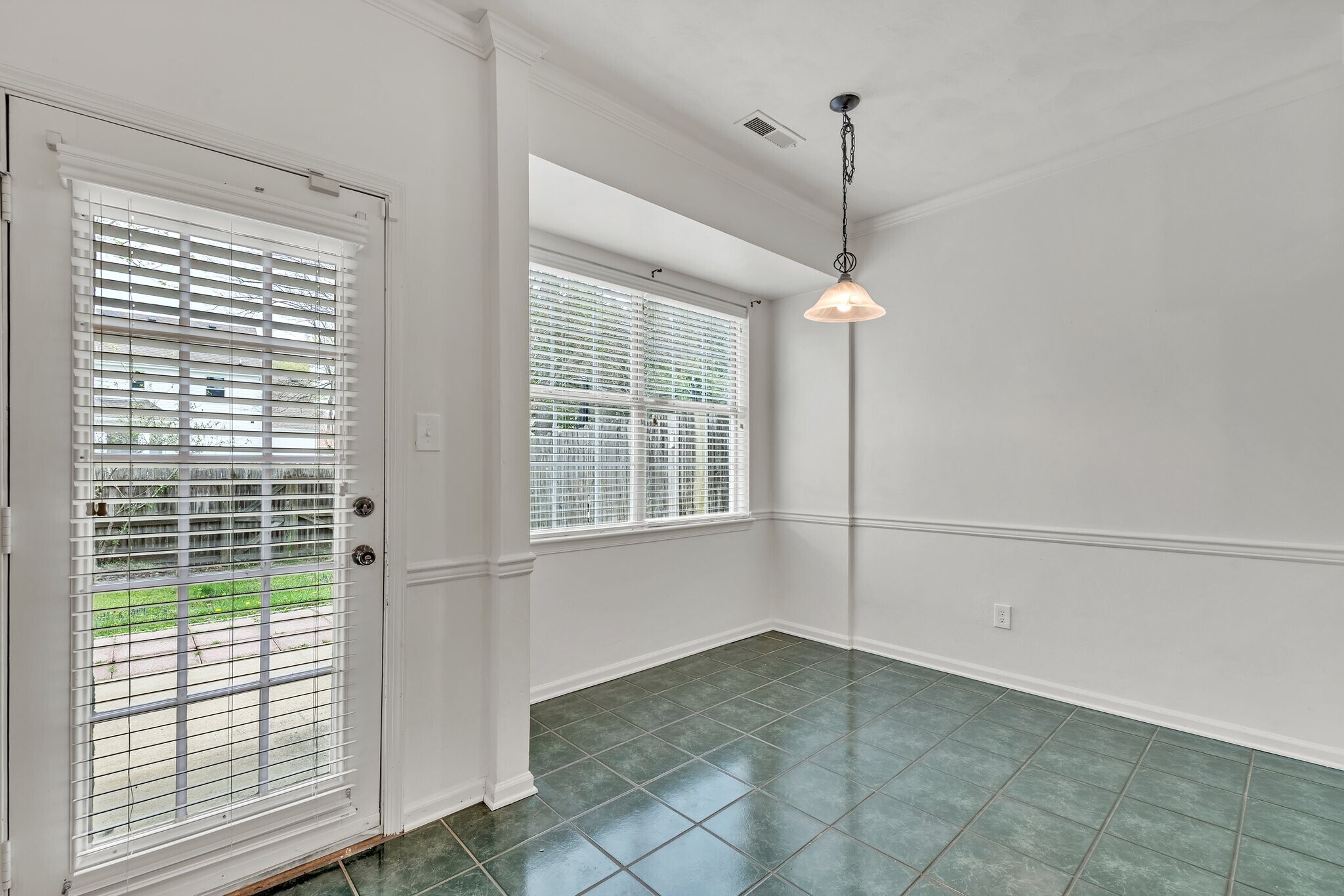 Building Photo - 518 S Lake Cir